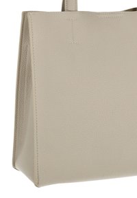 Bézs bőrből készült válltáska texturált felülettel, téglalap alakú, minimális varrással. Masszív felső fogantyúkkal rendelkezik a hordozáshoz.