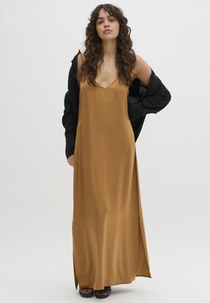 My Essential Wardrobe ESTELLE STRAP - Robe longue - dijon