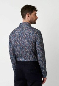 Langarmhemd in Dunkelblau mit floralem Muster in Rot, Gelb und Weiß. Verfügt über einen klassischen Kragen und strukturierten Stoff.