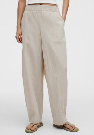 LeGer Beauty, CRINKLE NYLON MID-RISE BARREL - Pantaloni - downtown tan