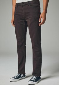 Next COMFORT STRETCH - Liibuvad teksad - dark brown
