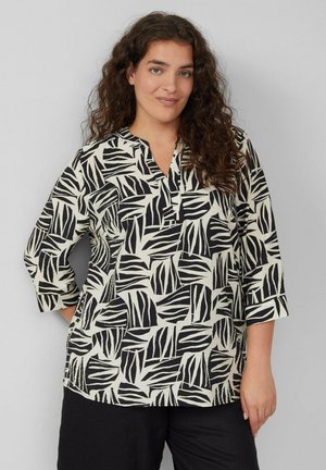 Zwart-witte blouse met een bladerenpatroon, voorzien van een V-hals en driekwartmouwen, gemaakt van lichtgewicht stof.