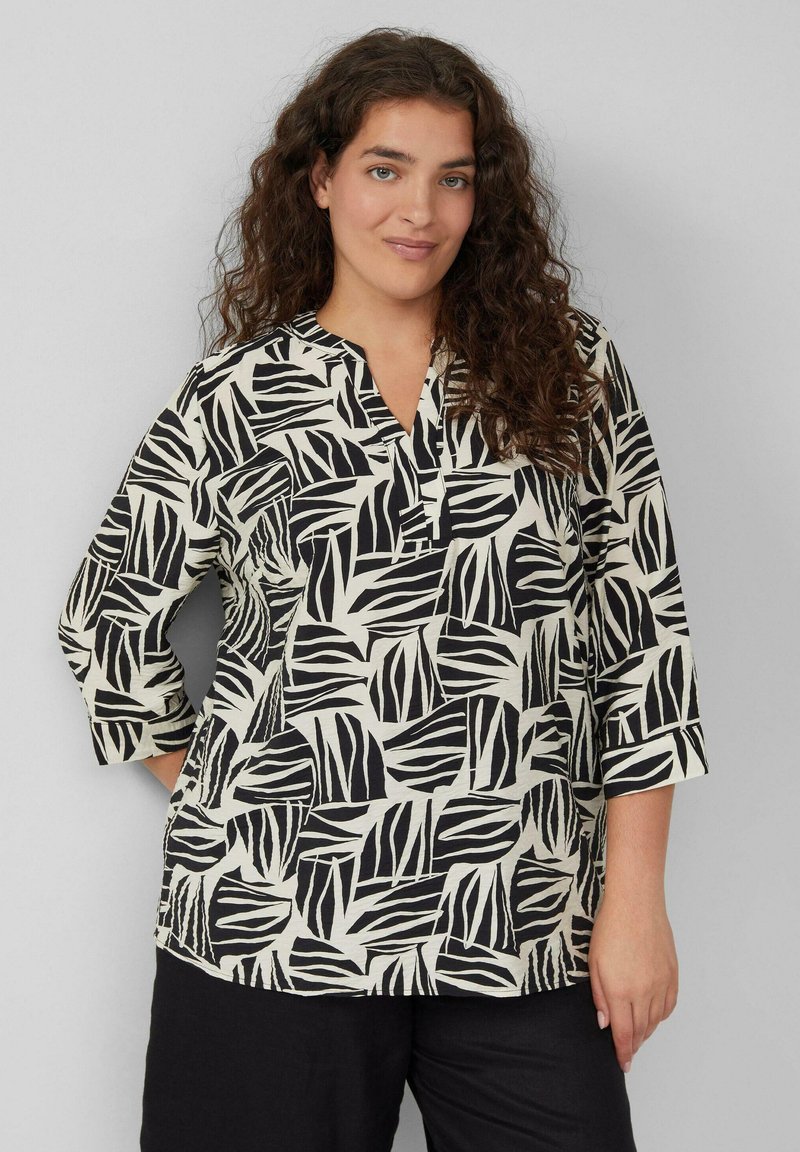 Zwart-witte blouse met een bladerenpatroon, voorzien van een V-hals en driekwartmouwen, gemaakt van lichtgewicht stof.