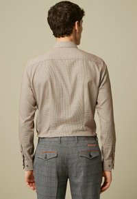 Next TEXTURED TRIMMED  SINGLE CUFF - Cămașă - neutral brown