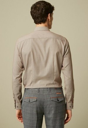 Next TEXTURED TRIMMED SINGLE CUFF - Marškiniai - neutral brown