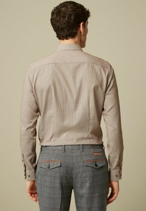 TEXTURED TRIMMED  SINGLE CUFF - Camicia - neutral brown