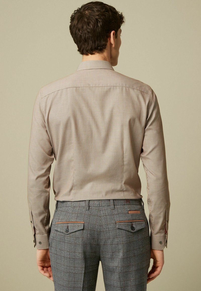 Next TEXTURED TRIMMED  SINGLE CUFF - Cămașă - neutral brown