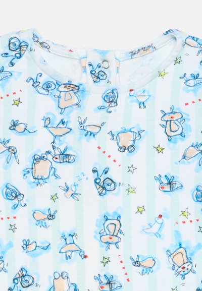 Chemise blanche pour enfants avec des rayures verticales bleu clair et des motifs fantaisistes en bleu et beige d’animaux et d’insectes, comprenant des oiseaux, des lapins et des escargots.