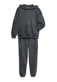 Conjunto de loungewear de dos piezas en gris oscuro que incluye una camiseta con capucha, cremallera frontal y bolsillos de gran tamaño; pantalones a juego con detalles acanalados.