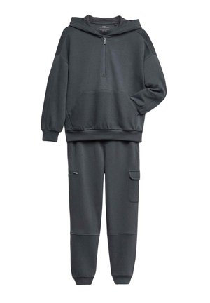 Mörkgrå tvådelad loungewear-set med en huva och dragkedja fram samt överdimensionerade fickor; matchande byxor med ribbade detaljer.