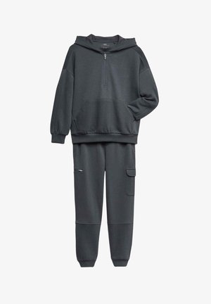 Mørkegrå to-delt loungewear sæt med hættetrøje, der har en frontlynlås og store lommer; matchende bukser med ribbede detaljer.