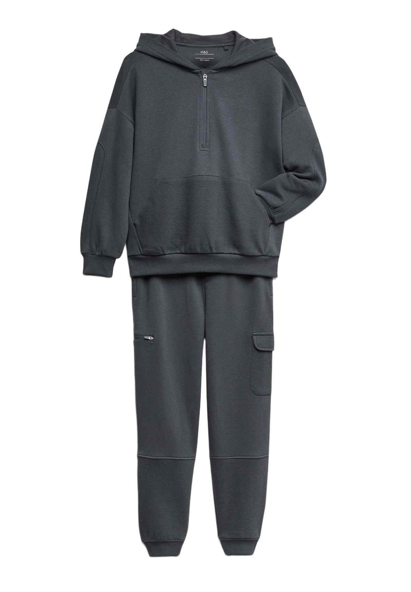 Conjunto de loungewear de dos piezas en gris oscuro que incluye una camiseta con capucha, cremallera frontal y bolsillos de gran tamaño; pantalones a juego con detalles acanalados.