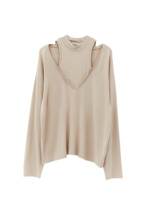 Top beige de manga larga con diseño en capas, que presenta escote en V y cuello alto. Hecho de tela suave y ligera con un ajuste relajado.