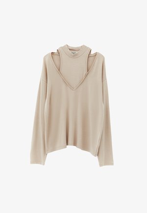 Top beige de manga larga con diseño en capas, que presenta escote en V y cuello alto. Hecho de tela suave y ligera con un ajuste relajado.