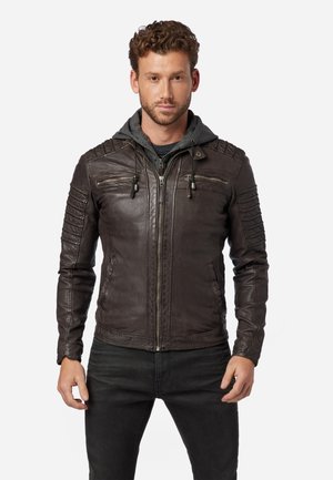 Braune Lederjacke mit gesteppten Schulterdetails, Reißverschlusstaschen und einem grauen Kapuzenfutter. Figurbetontes Design mit glatter Textur.