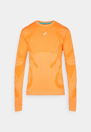 Maglia sportiva a maniche lunghe di un arancione brillante, realizzata in tessuto strutturato, con scollo rotondo e sottili dettagli decorativi.