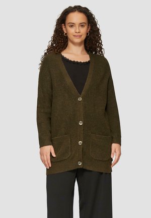 Cardigan vert olive avec un décolleté en V, des manches longues et deux poches plaquées à l'avant. Comprend cinq boutons et un tissu en tricot doux et texturé.