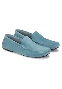 Suede mokasini u svijetloplavoj boji s glatkom teksturom, sa šivanim detaljima i niskoprofilnom gumiranom potplatom za prianjanje.