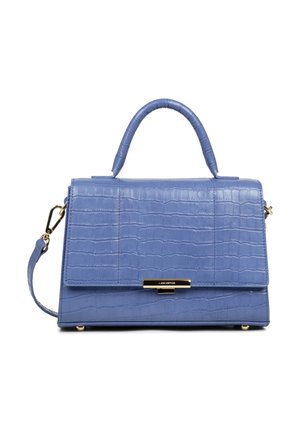 Sac à main en cuir synthétique bleu imitation crocodile avec un design structuré, une poignée supérieure, une bandoulière amovible et des accents en métal doré.