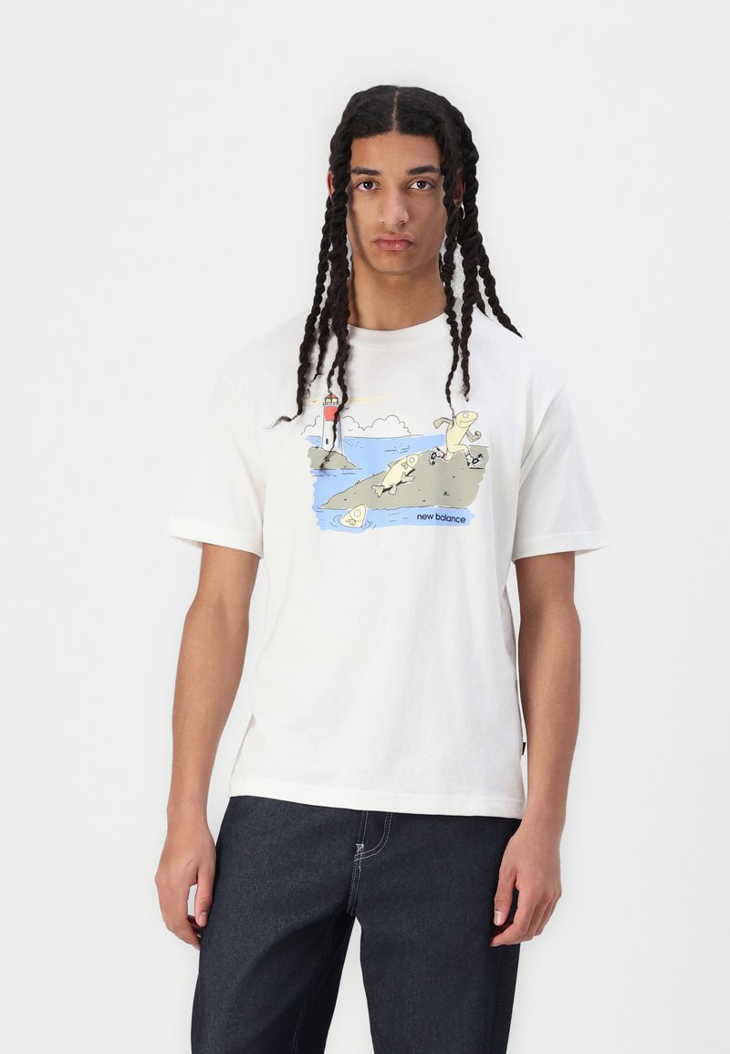 T-shirt de algodão branco com uma ilustração colorida em formato de cartoon, apresentando um farol e peixes. Mangas curtas, decote redondo, corte descontraído.