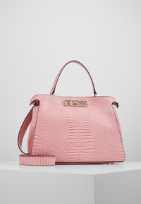 Borsa a tracolla rosa con texture e motivo coccodrillo, con doppi manici, accessori metallici dorati e tracolla regolabile. Logo visibile sul davanti.