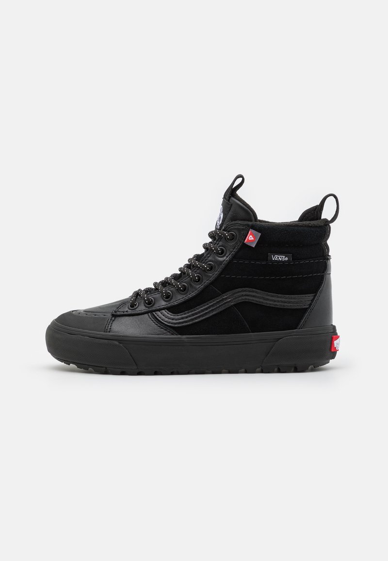 Mustad musta värvi kõrged sneakersid, mille pealsed on valmistatud nahast ja sametist, tekstureeritud viimistlusega, kummitaldede, metallist silmade, pehmendatud krae ja punaste logo aktsentidega.