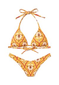 Bikini deux pièces à motif floral jaune et orange avec un haut triangle et un bas à nouer sur les côtés, sur fond blanc.