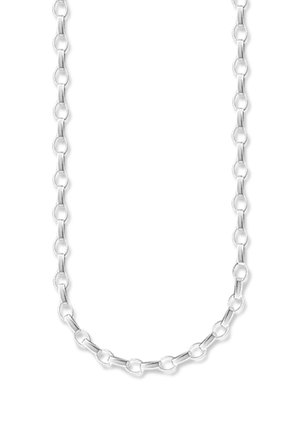 Collier en chaîne argentée avec des maillons ovales et rectangulaires en alternance formant une boucle continue.