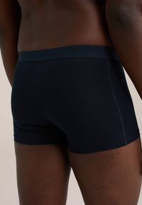 Jūras spēku stila bokseri ar gludu, stiepjamu audumu. Aprīkoti ar mīkstu jostasvietu un kārtīgu šuvēm, nodrošinot ciešu piegulšanu un minimālas šuvju detaļas.