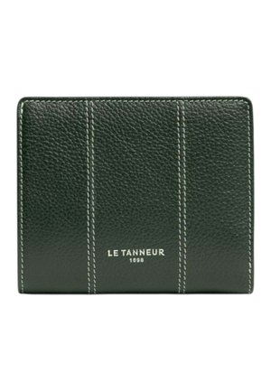 Cartera de cuero texturizado verde oscuro con costura vertical blanca y "LE TANNEUR 1898" impreso en blanco en el frente.