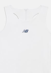 Λευκό αμάνικο αθλητικό μπλουζάκι με μικρό σκοτεινό μπλε λογότυπο New Balance στο κέντρο κοντά στον γιακά.