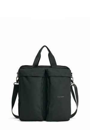 Sort rektangulær tote-taske med to frontlommer med lynlås, top-håndtag og justerbar skulderrem, mærket "TRETORN" på frontlommen.