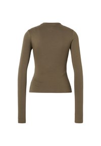 Maglietta marrone aderente a maniche lunghe con scollo a girocollo, vista da dietro, caratterizzata da tessuto liscio e silhouette snella.