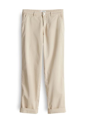 Beige Baumwoll-Chinohosen mit klassischer Passform, vorn mit Taschen und hochgekrempelten Säumen. Glatter Stoff und dezente Nähdetails.