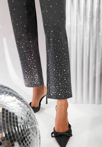 Friends Like These Traperice ravnih nogavica - diamante black