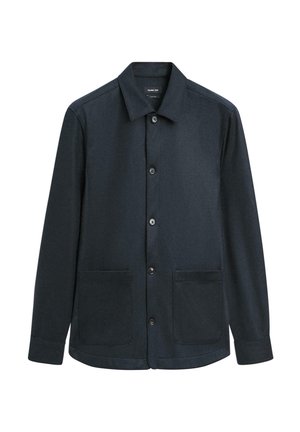 Giacca camicia da uomo a maniche lunghe di colore blu navy scuro con colletto, bottoni frontali e due grandi tasche anteriori su sfondo bianco.