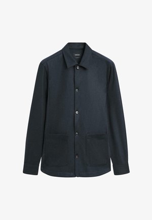 Giacca camicia da uomo a maniche lunghe di colore blu navy scuro con colletto, bottoni frontali e due grandi tasche anteriori su sfondo bianco.