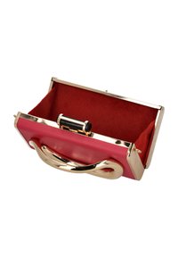 Rote Clutch aus Lackleder mit goldenem Metallrahmen, ausgestattet mit einem glatten Griff und einem rot ausgebetteten Innenfutter aus Wildleder. Verschluss oben mit Steckschließe.