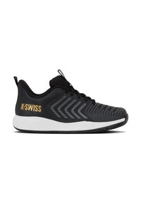Μαύρο αθλητικό παπούτσι K-Swiss με λευκή σόλα, μαύρα κορδόνια, δίχτυ στη γλώσσα και γκρι σχέδιο βέλους στο πλάι.
