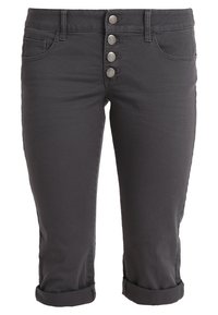 Pantalons cropped en denim noir avec une taille haute, des revers roulés et cinq boutons-pression argentés. Texture lisse et design classique.