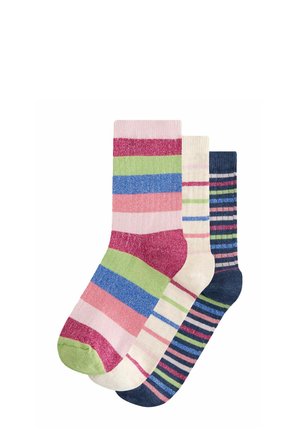 Drei Paar gestreifte Socken in Rosa, Creme und Marineblau mit mehrfarbigen horizontalen Streifen, übereinander gestapelt vor weißem Hintergrund.