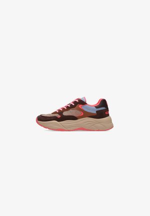 Bruine suède en mesh sneaker met lichtblauwe en roze accenten, ronde neus, roze veters en een chunky beige rubberen zool.