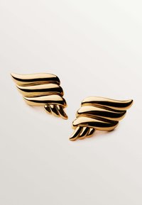 Pendientes en forma de alas de oro que presentan un diseño tridimensional con curvas suaves y múltiples acentos en capas. Textura de superficie reflectante.