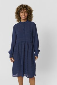 Abito a maniche lunghe con bottoni, di colore blu navy, con sottili righe orizzontali. Presenta un colletto arricciato e una cintura arricciata, realizzato in tessuto leggero.
