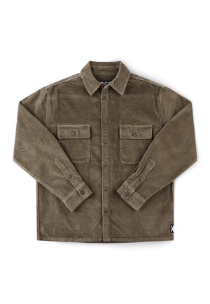 Brązowa koszula sztruksowa na guziki z długimi rękawami, dwoma przednimi kieszeniami z klapkami na guziki oraz kołnierzem, ułożona płasko na białym tle.