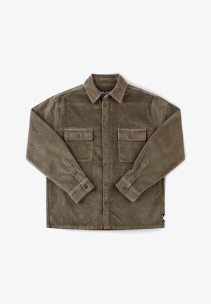 Καφέ πουκάμισο από κορντόρι με κουμπιά, μακριά μανίκια, δύο τσέπες εμπρός με κουμπιά και γιακά, τοποθετημένο επίπεδα σε λευκό φόντο.