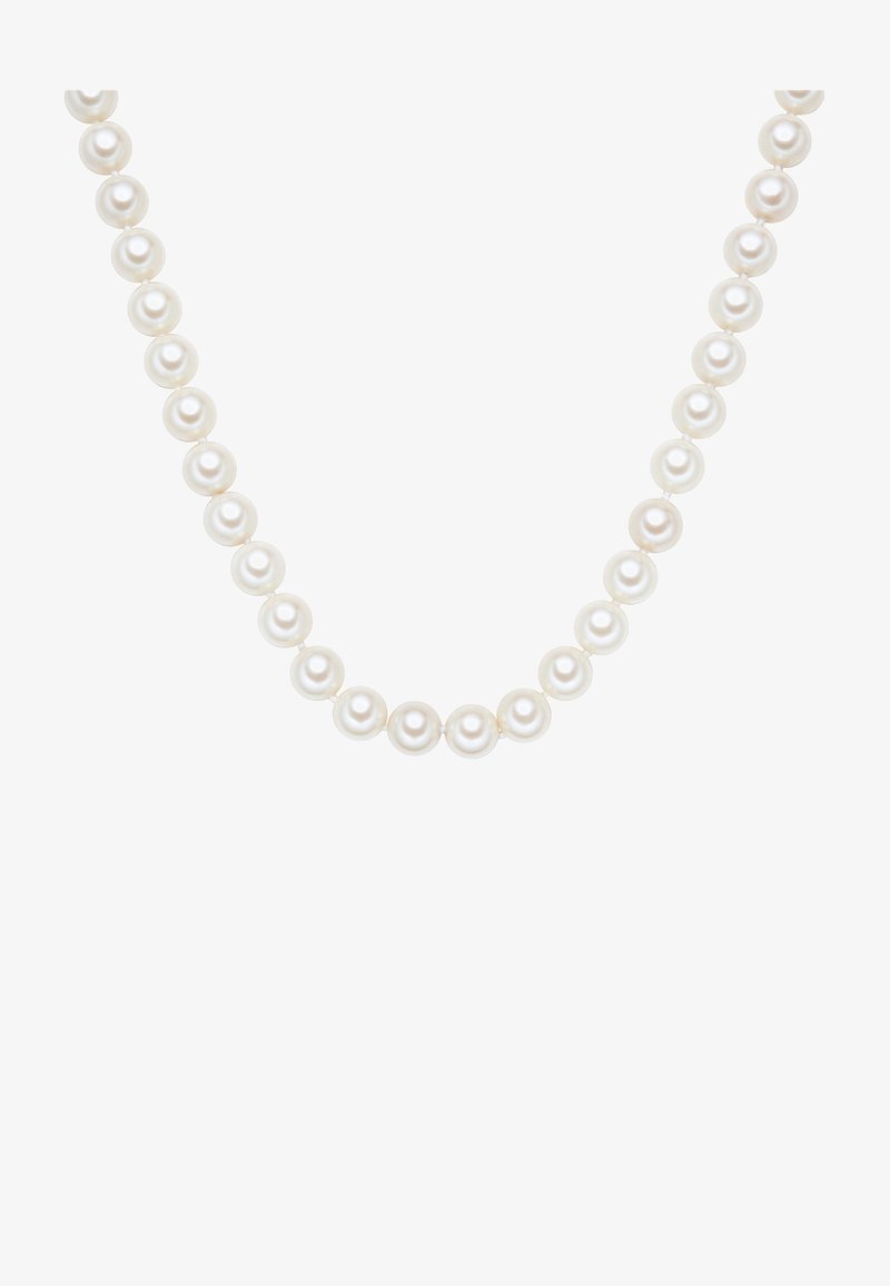 Nizka okroglih, belih biserov z gladko površino, enotno obliko in rahlim leskom, enakomerno razporejena na tankem, prosojnem niti.