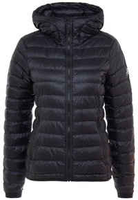 Svart puffjacka med huva, med en kviltad design, dragkedjestängning och två sidofickor. Tillverkad av glänsande, lätt material.