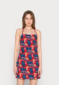 Vestido rojo con estampado floral que presenta hojas azules y flores naranjas. Diseñado con tirantes finos y un corpiño ajustado. Fabricado con tejido ligero.