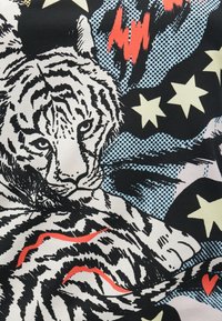 Μοτίβο λευκής τίγρης σε πολύχρωμο φόντο με μαύρες, κόκκινες και μπλε αποχρώσεις, συνοδευόμενες από μοτίβα αστεριών και καρδιών. Υφή βαμβακερού υφάσματος.